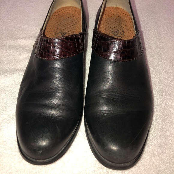 Ariat slip on shoes. With lovely accents - Picture 2 of 6